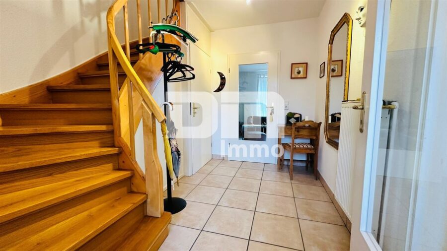 (R)eserviert!Gepflegtes Einfamilienhaus mit Terrasse, Balkon und schönem Gartenbereich - Flur / Diele EG